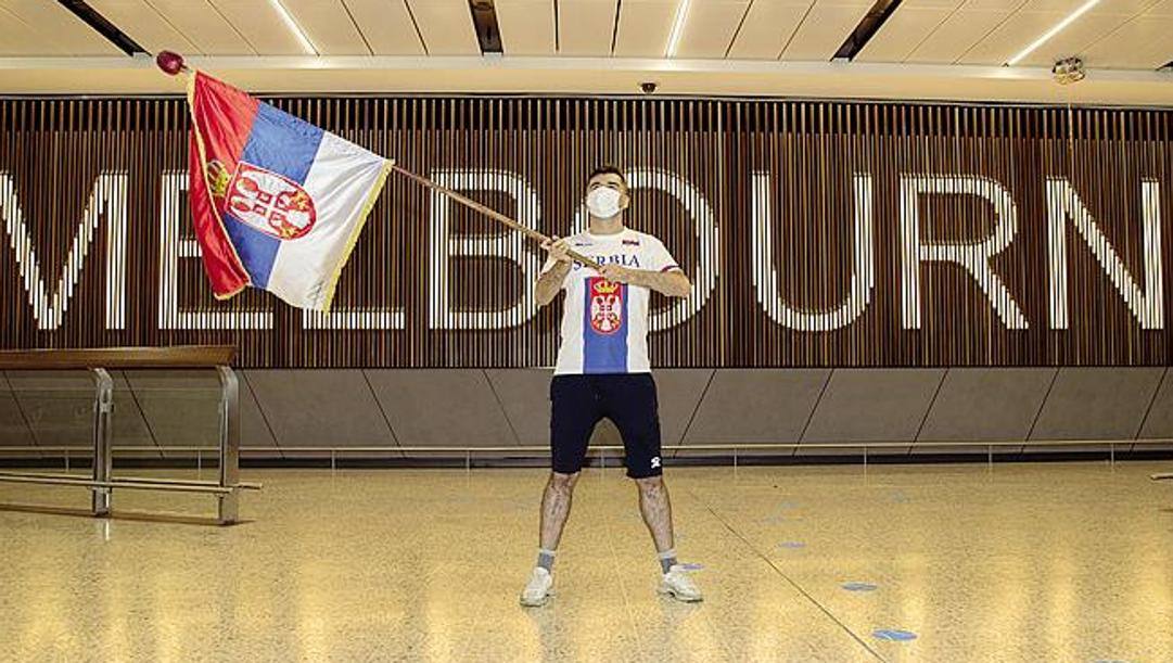 Un tifoso di Djokovic all'aeroporto di Melbourne. Epa 
